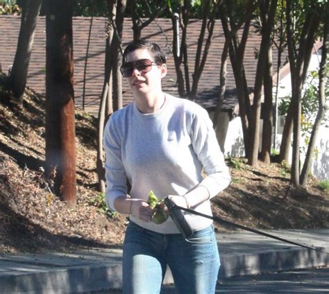 Anne Hathaway deixa etiqueta de biquíni à mostra em viagem